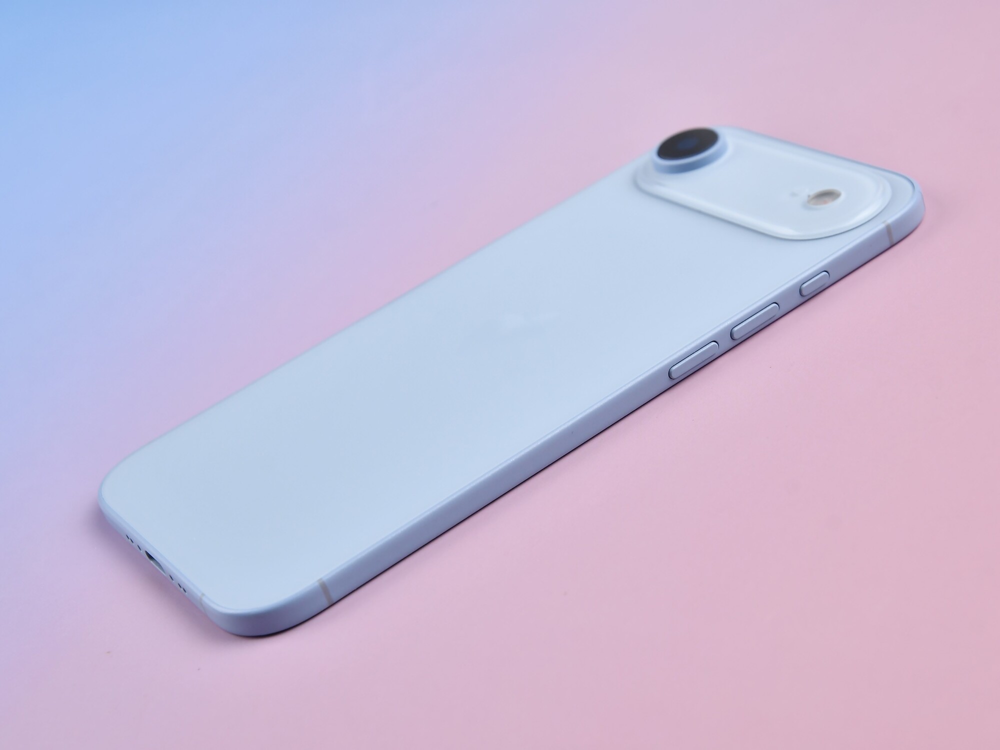苹果发布会前，我们意外拿到了「iPhone 17」