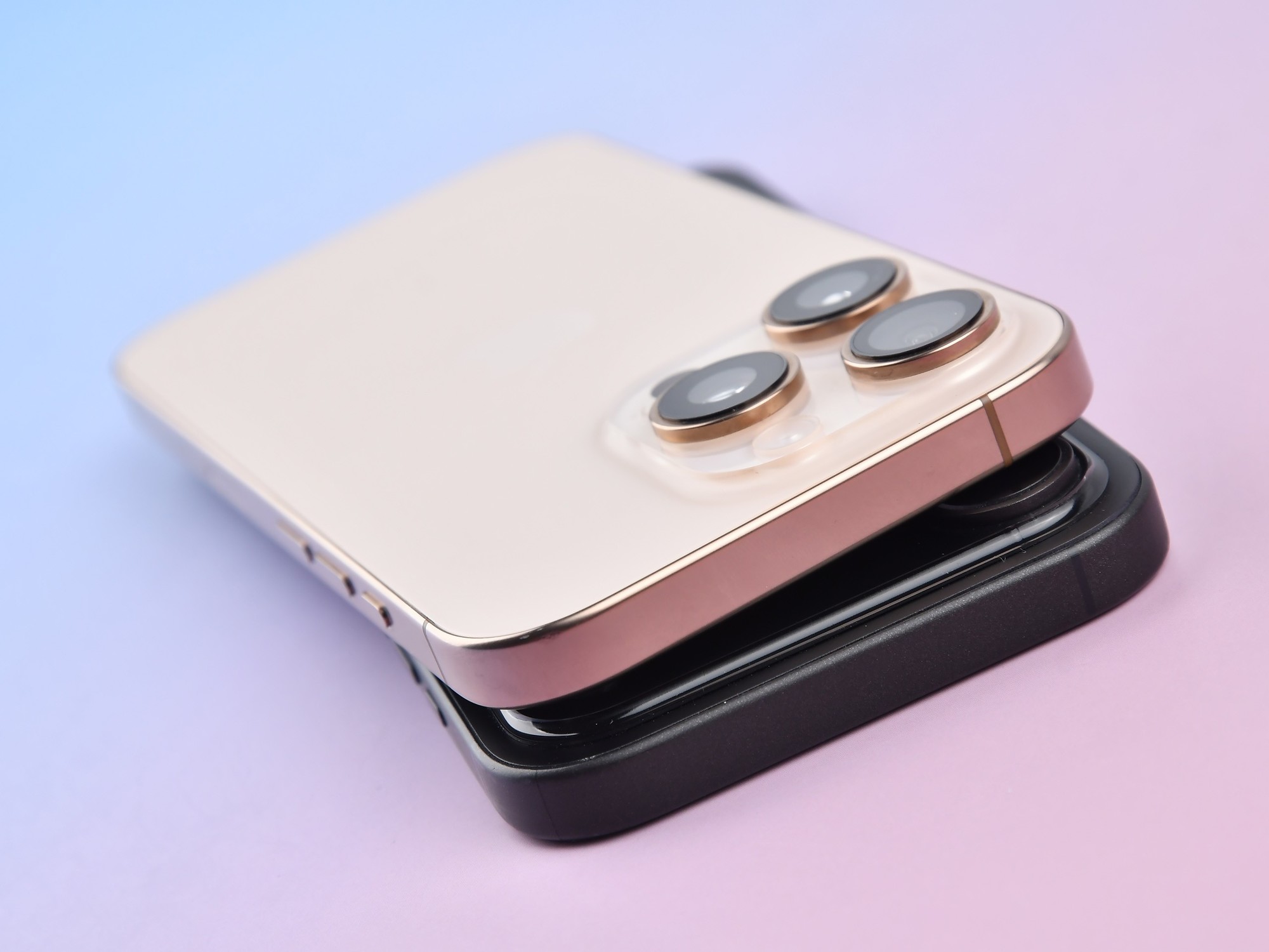 苹果发布会前，我们意外拿到了「iPhone 17」