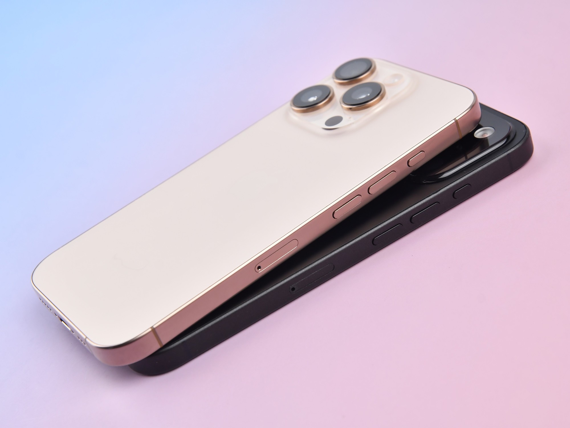 苹果发布会前，我们意外拿到了「iPhone 17」