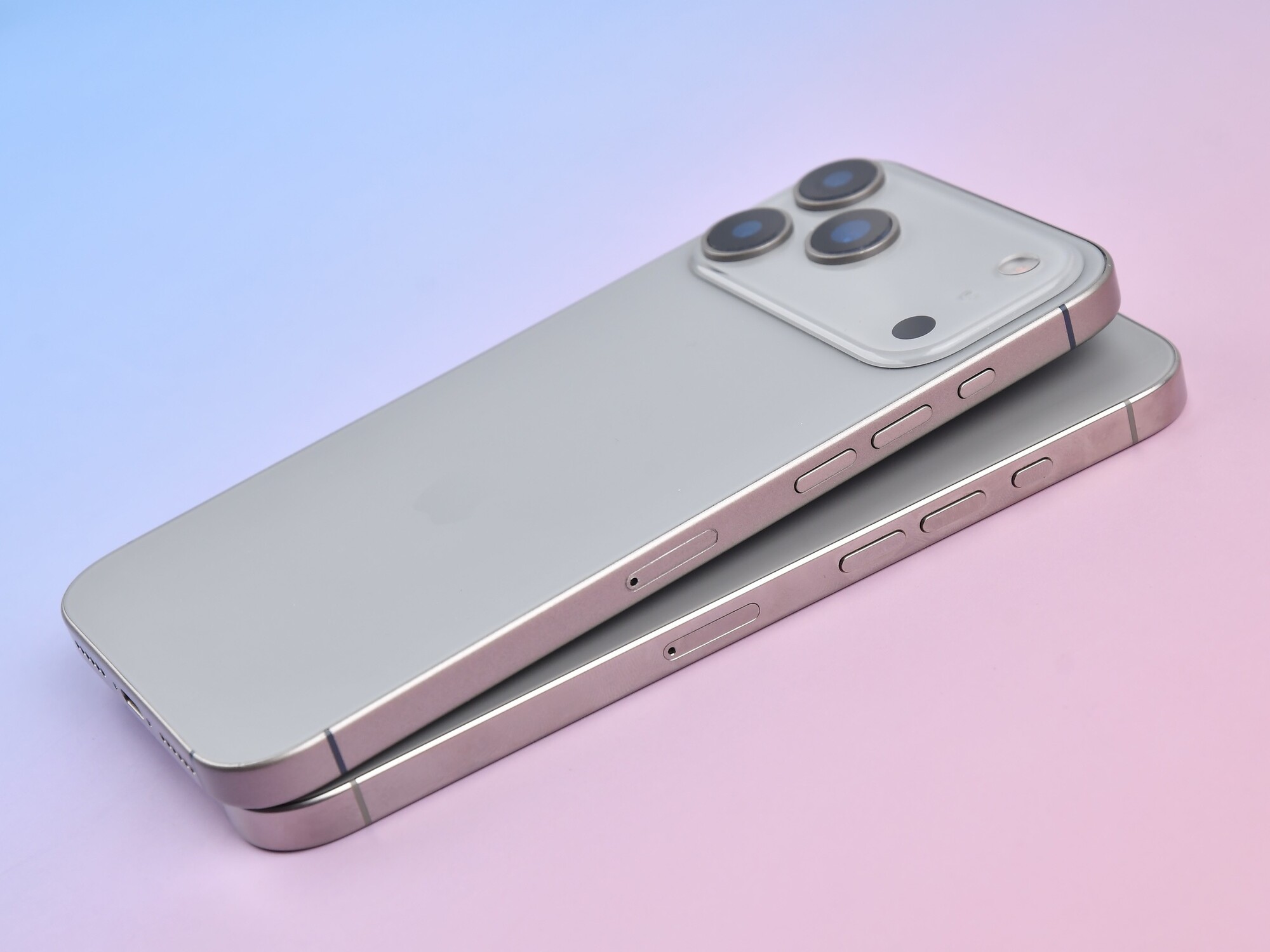 苹果发布会前，我们意外拿到了「iPhone 17」