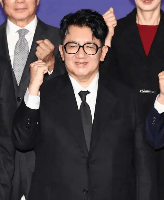 HYBE议长方时赫首次接受调查 将于15日被警方传唤