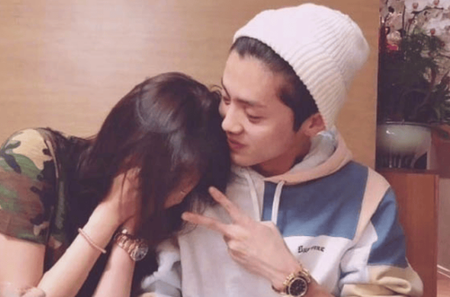 鹿晗关晓彤被曝去年12月分手 两人社交账号无互动