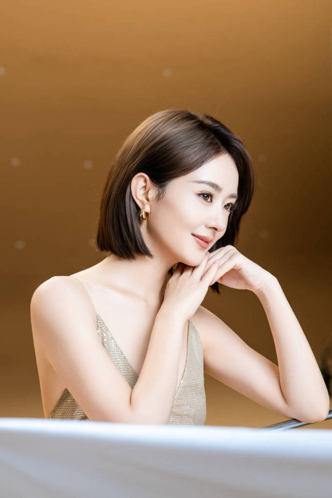 赵丽颖穿银色吊带裙锁骨吸睛 一头短发温柔又干练