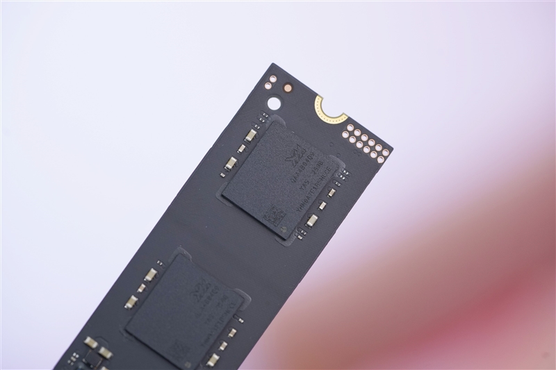 新一代X4-9070闪存的雷霆之威！长江存储PC450 1TB SSD评测：性能全方位提升 不用散热片也能发挥最强性能