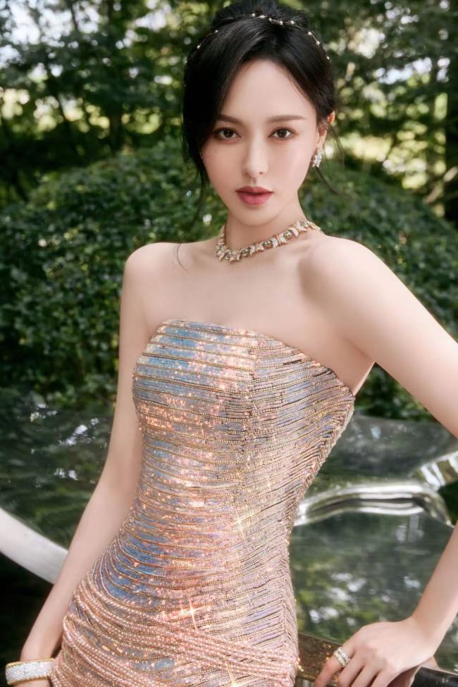 唐嫣穿亮片裙甜美亮相 皮肤白皙腰肢纤细