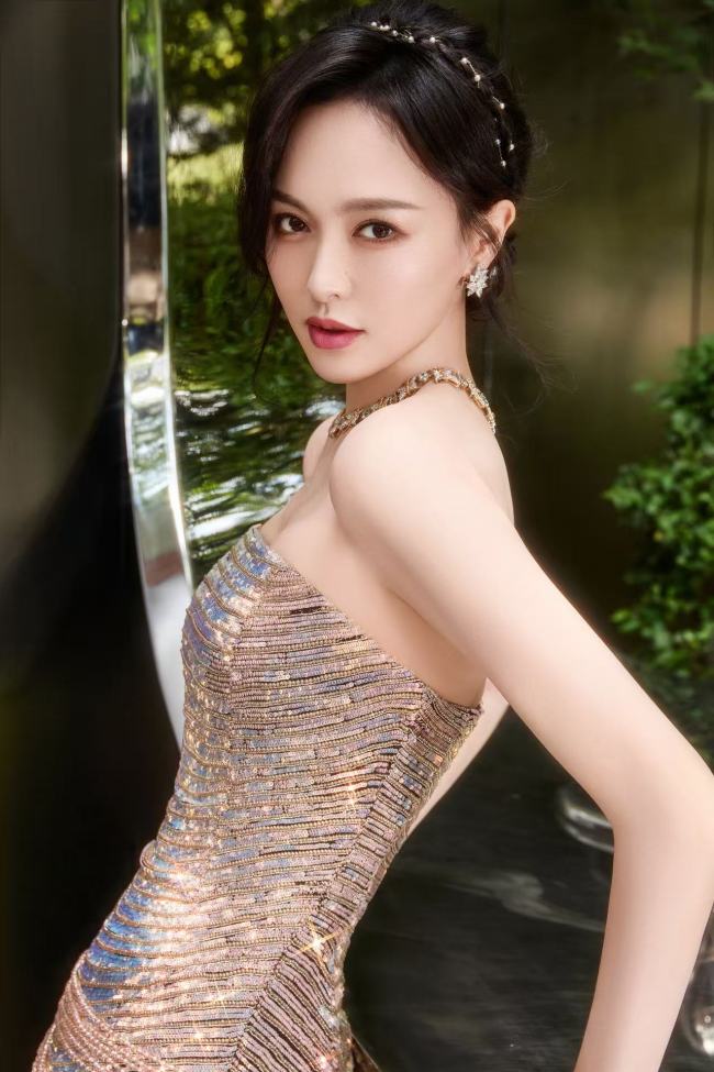 唐嫣穿亮片裙甜美亮相 皮肤白皙腰肢纤细