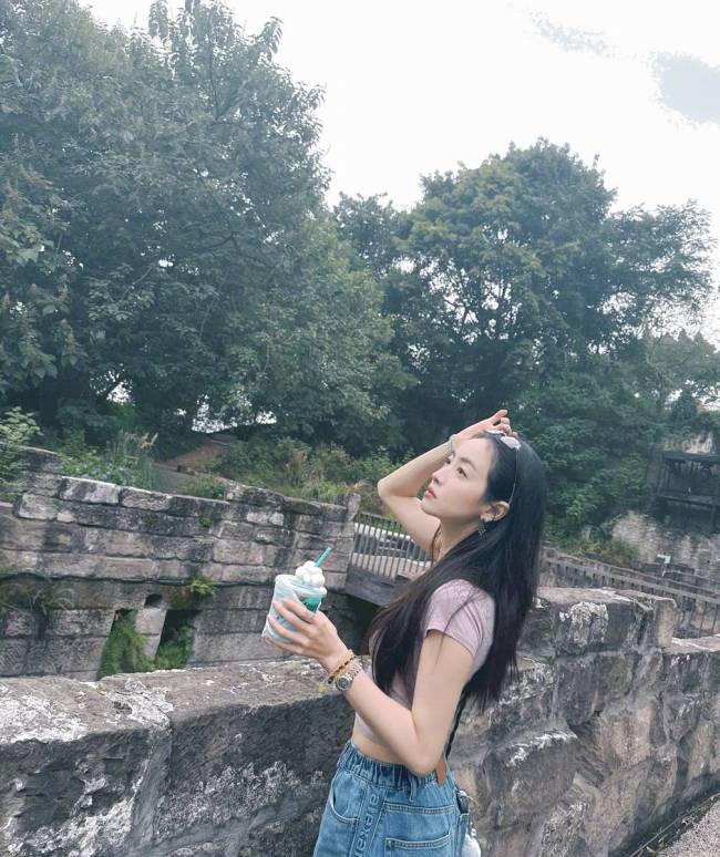 宋茜穿粉色短袖清新靓丽 拿着冰淇淋表情好俏皮