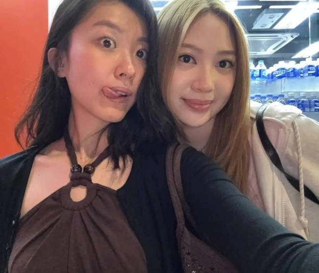 陈奕迅女儿与甄子丹女儿合影 亲密贴贴互动有爱