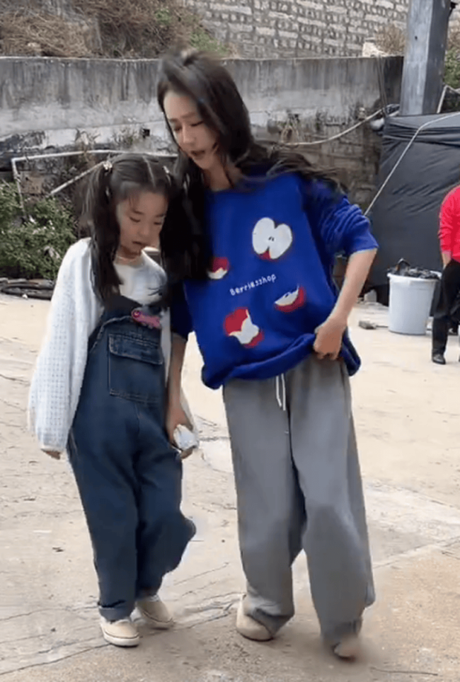 小酒窝佟丽娅同框跳舞好养眼！二人笑容甜美超开心