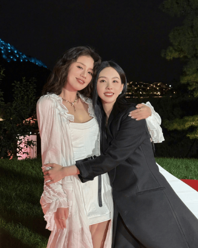 黎吧啦小耳朵十年后重聚！马思纯与陈都灵拥抱合照