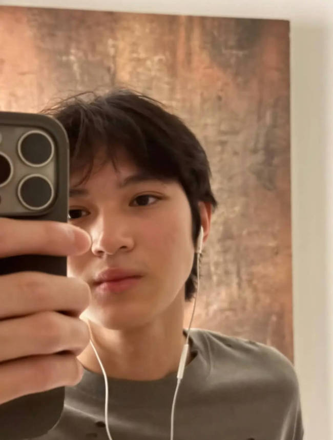 袁咏仪儿子张慕童晒自拍照 五官很像爸爸张智霖