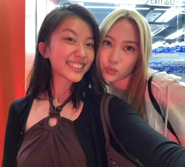 陈奕迅女儿与甄子丹女儿合影 亲密贴贴互动有爱