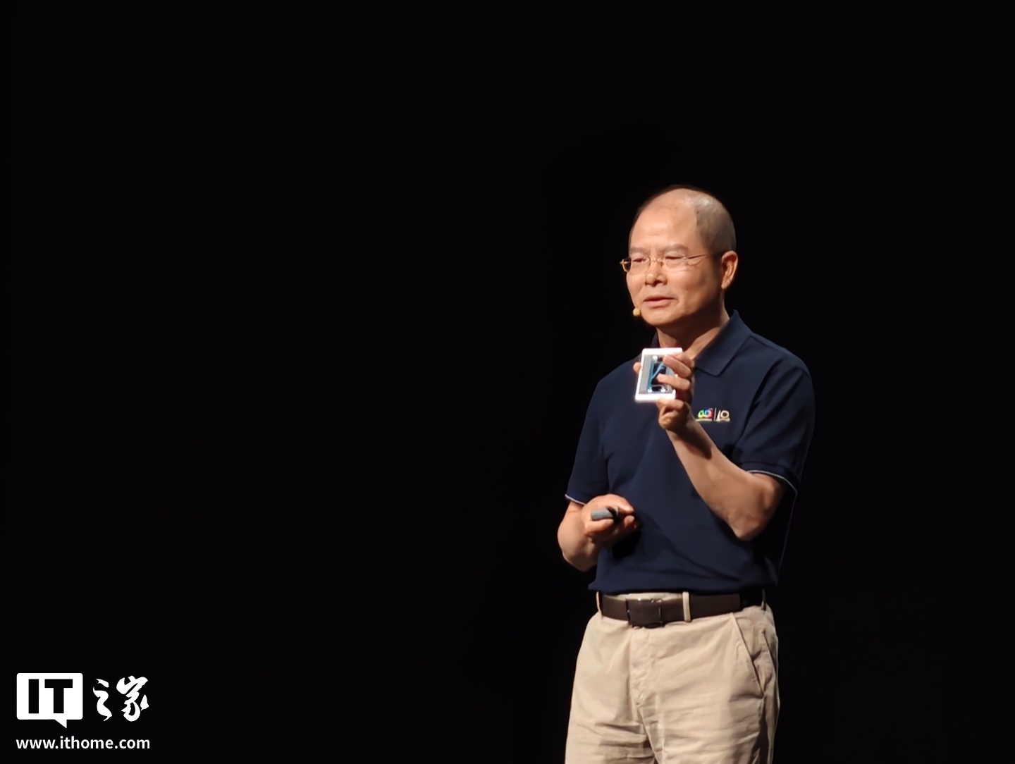 华为徐直军：基于中国可获得的芯片制造工艺，努力打造‘超节点 + 集群’算力解决方案