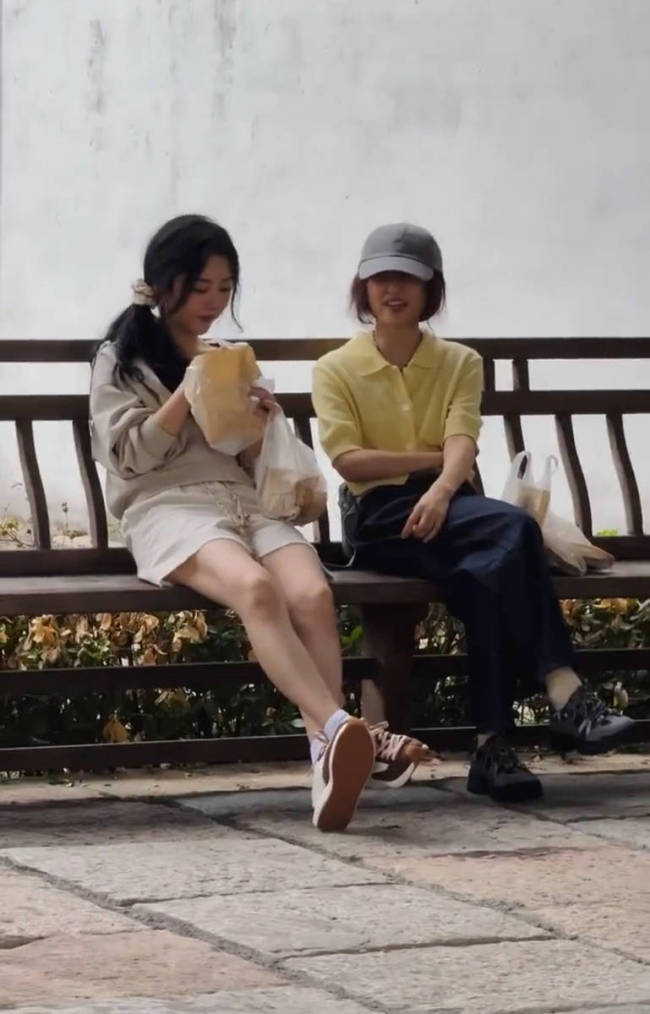 谭松韵和张子枫被偶遇 两人吃东西交谈感情超好
