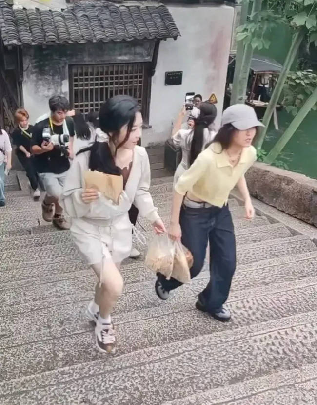 谭松韵和张子枫被偶遇 两人吃东西交谈感情超好