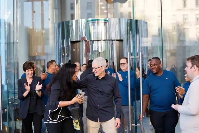 苹果 2025 最重要一天，库克在第五大道 Apple Store 共庆 iPhone 17 系列发售