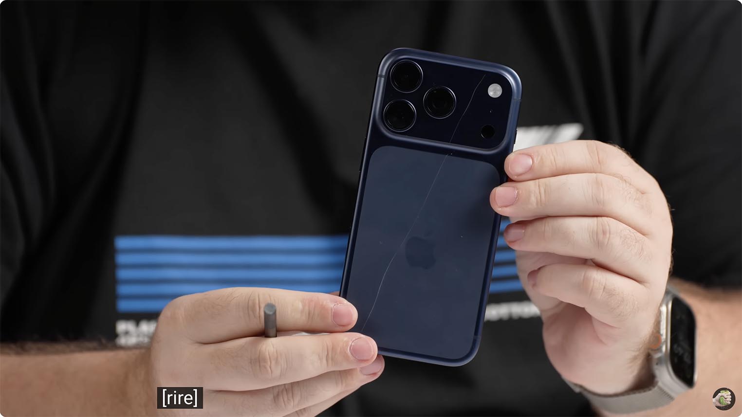 苹果 iPhone 17 Pro / Max 遇划痕危机，深蓝色版尤为明显
