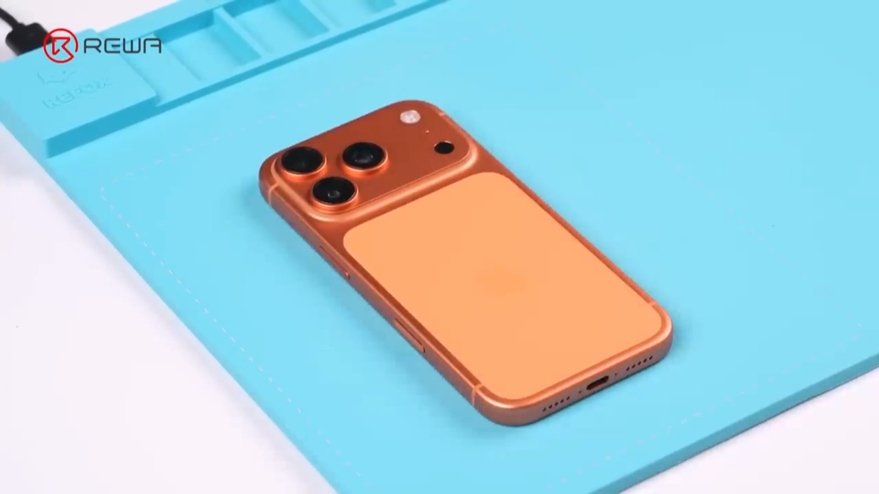苹果 iPhone 17 Pro 首拆：更大相机传感器、更易维修设计