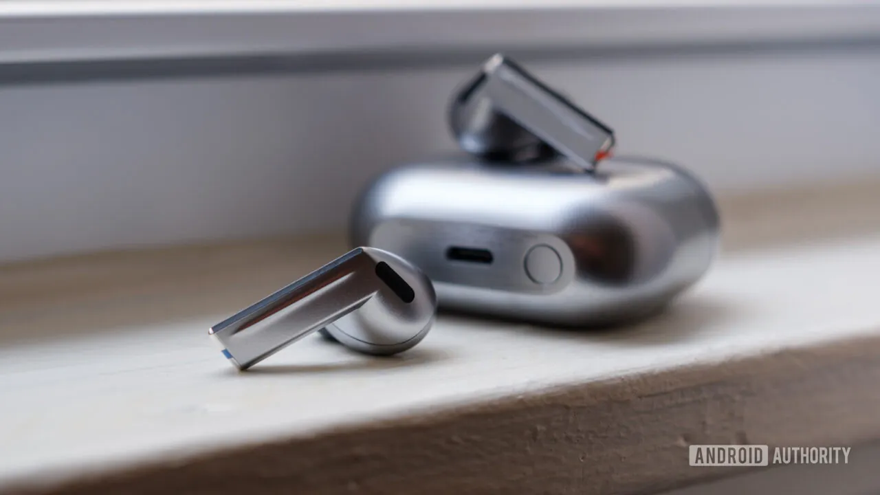 三星 Galaxy Buds 4 / Pro 旗舰耳机首现踪迹，有望 2026 年初发布