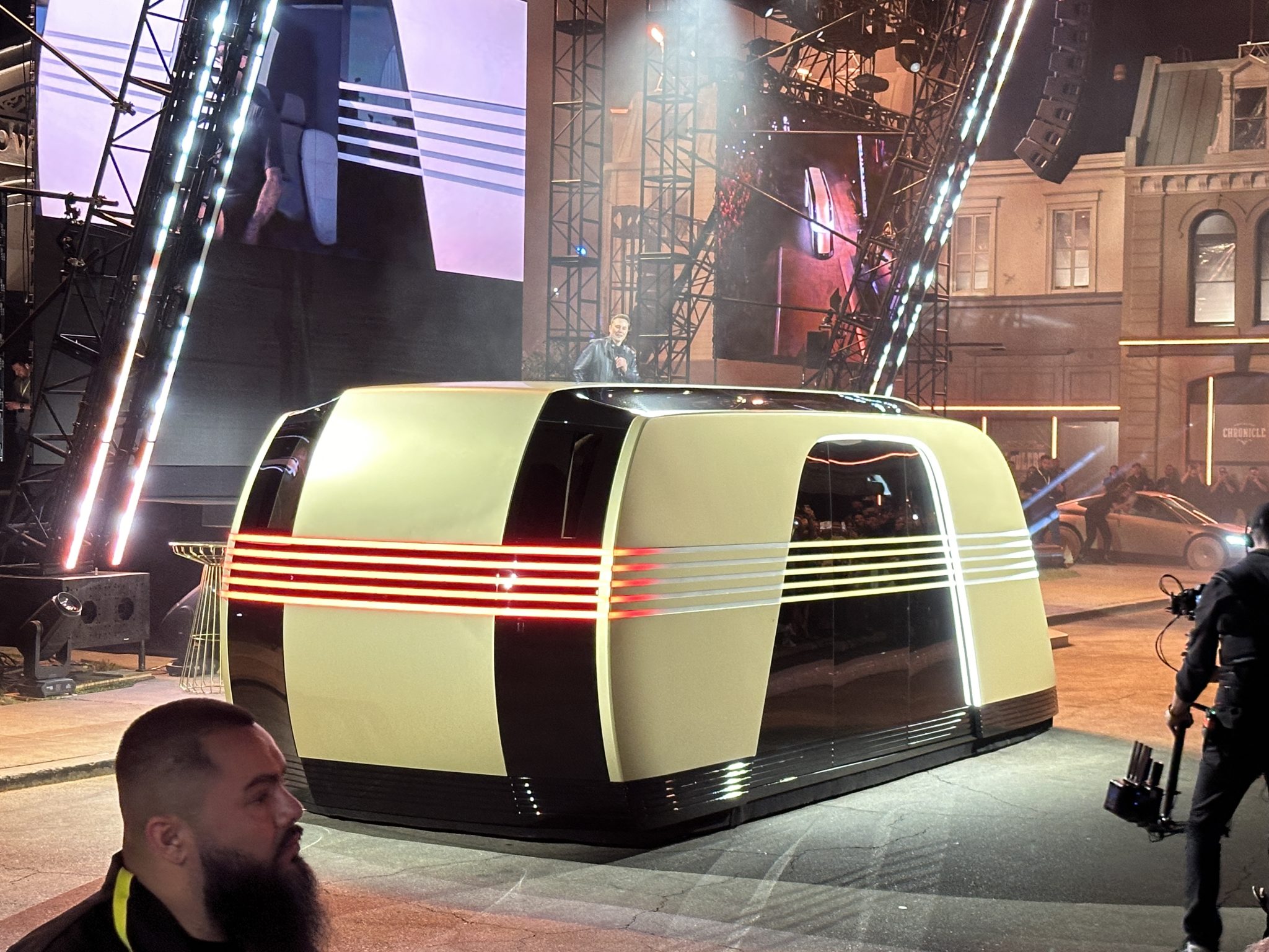 特斯拉 Robotaxi 应用显示其正开发无障碍出行服务，马斯克确认相关方向