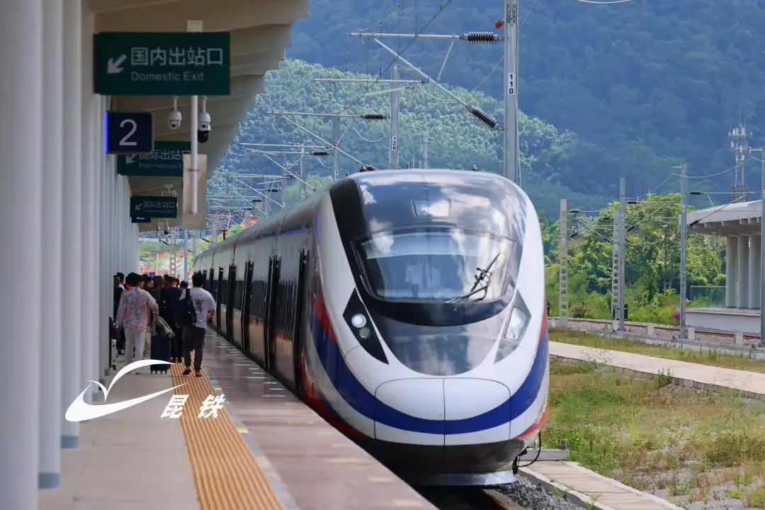 中老铁路开行旅客列车超 8 万列，发送旅客超 5900 万人次