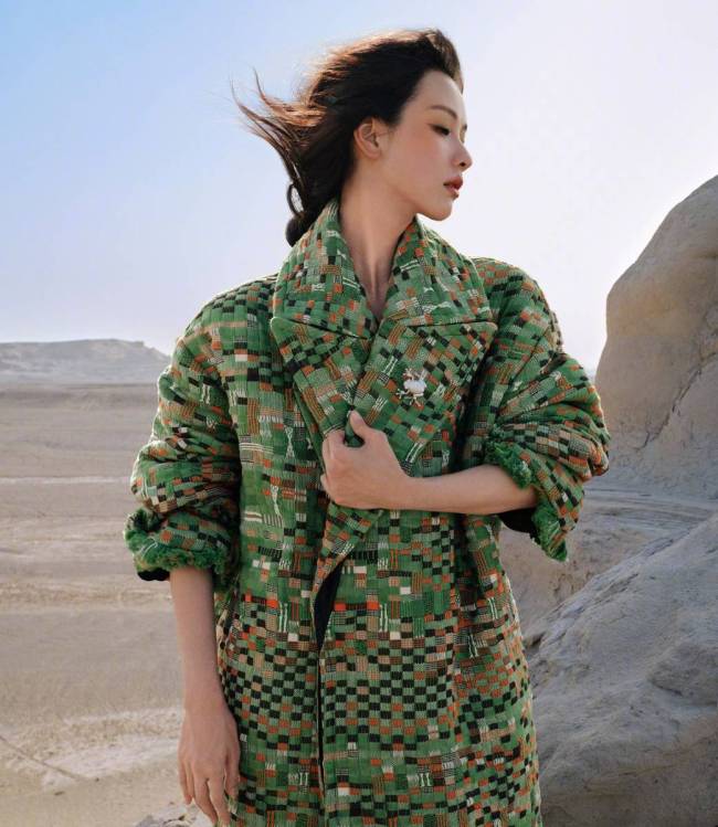 陈都灵穿绿色大衣发丝飞扬 漫步戈壁滩表现力超强