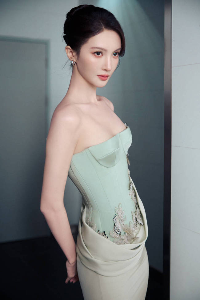 金晨穿浅绿色抹胸搭配盘发造型 身材纤细气质温婉