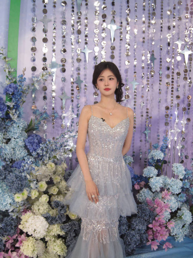 白鹿穿吊带裙高雅大气 双手叉腰笑容浅浅