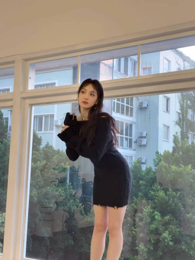 宋茜穿一字肩包臀裙 大方秀好身材修长美腿吸睛