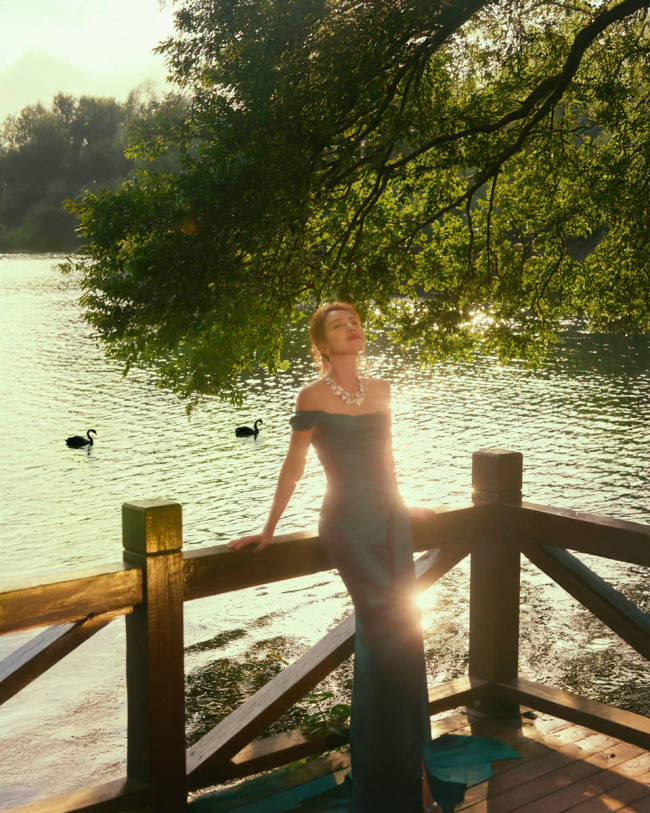 高圆圆穿绿色抹胸裙 被夕阳笼罩秒变氛围感女神