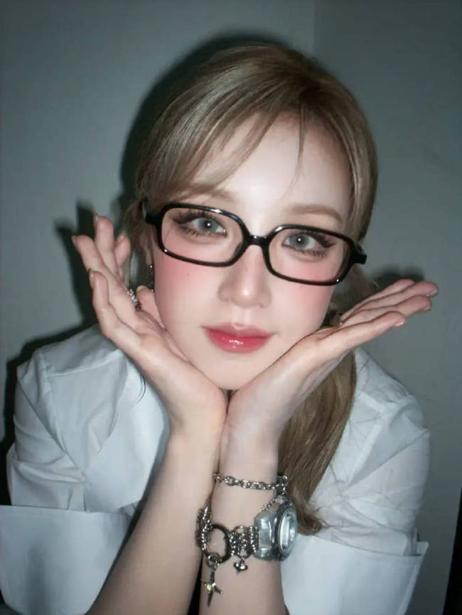 宋雨琦分享复古辣妹风美照 甜酷可爱气场全开