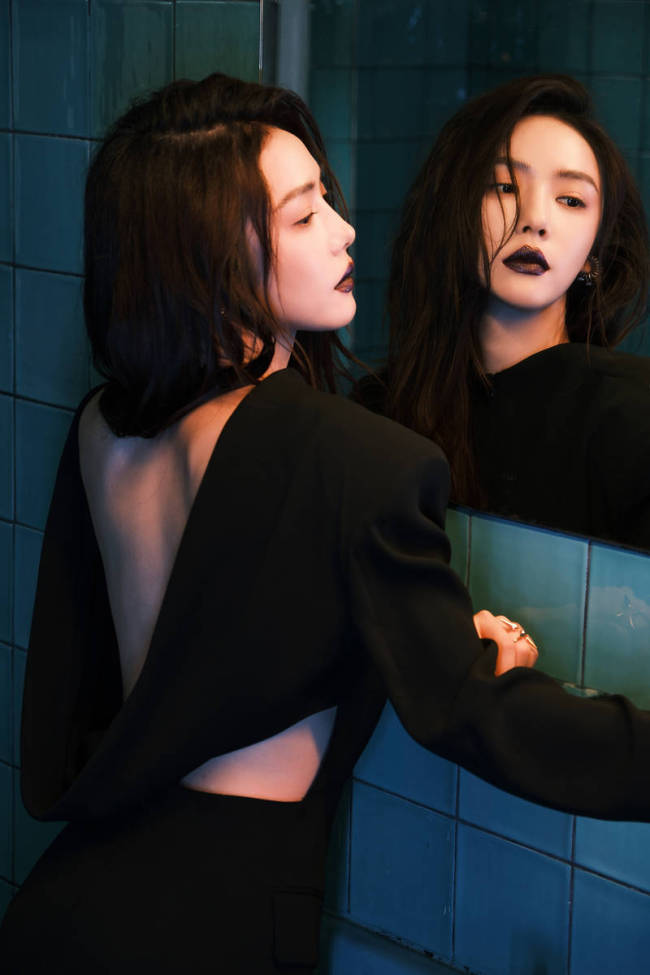 蔡文静穿露背装性感魅惑 涂黑色口红个性十足
