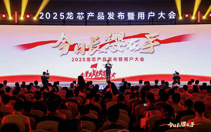 华龙讯达发布“龙芯 鸿蒙”工业机器人专用控制器