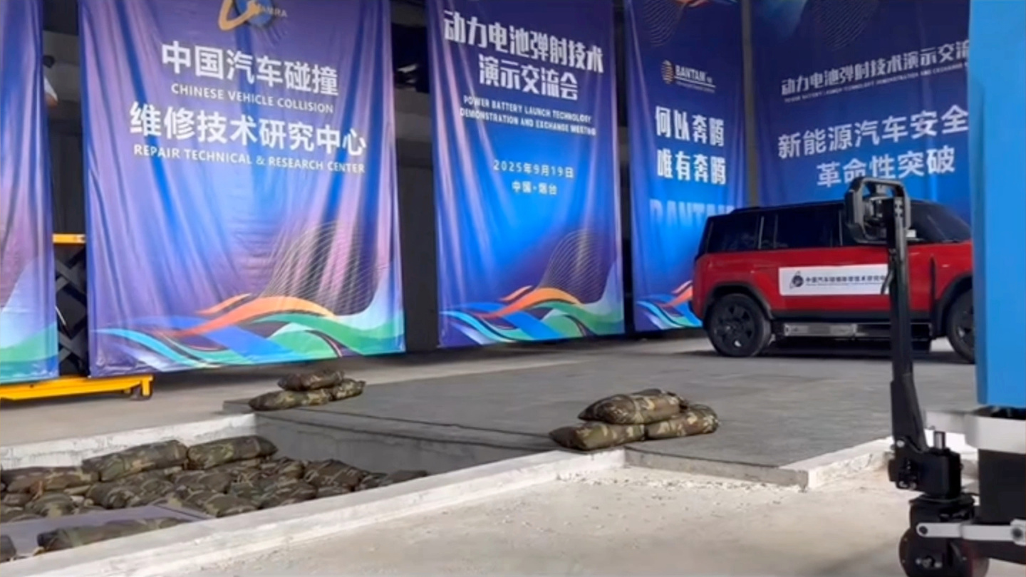 汽车热失控“自动弹射电池”引争议，企业负责人回应称适用修车场景、不是想弹就弹