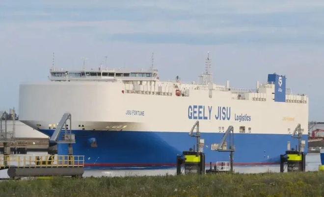 吉利旗下首艘自营汽车运输船 “JISU FORTUNE”轮在欧洲发生撞闸事故：船体受损、未造成人员受伤