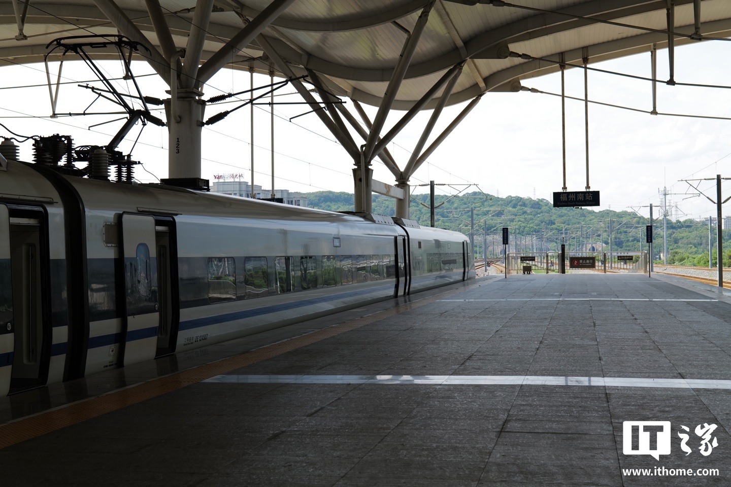 国铁 12306：2025 国庆中秋假期预计日均发送旅客 1825 万人次，高峰时段将安排加开夜间高铁