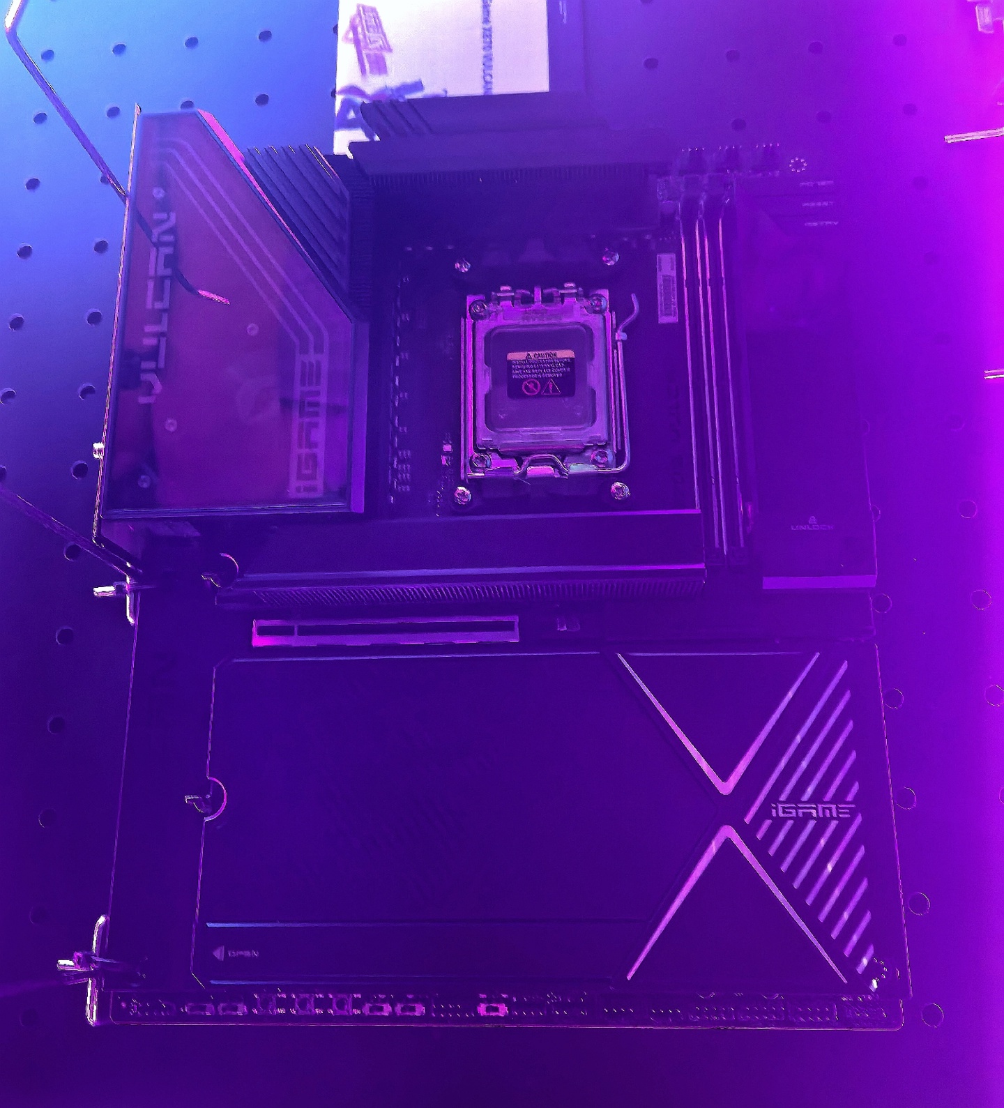 七彩虹 iGame X870E VULCAN 主板现身，2DIMM 1SPC 内存超频强化