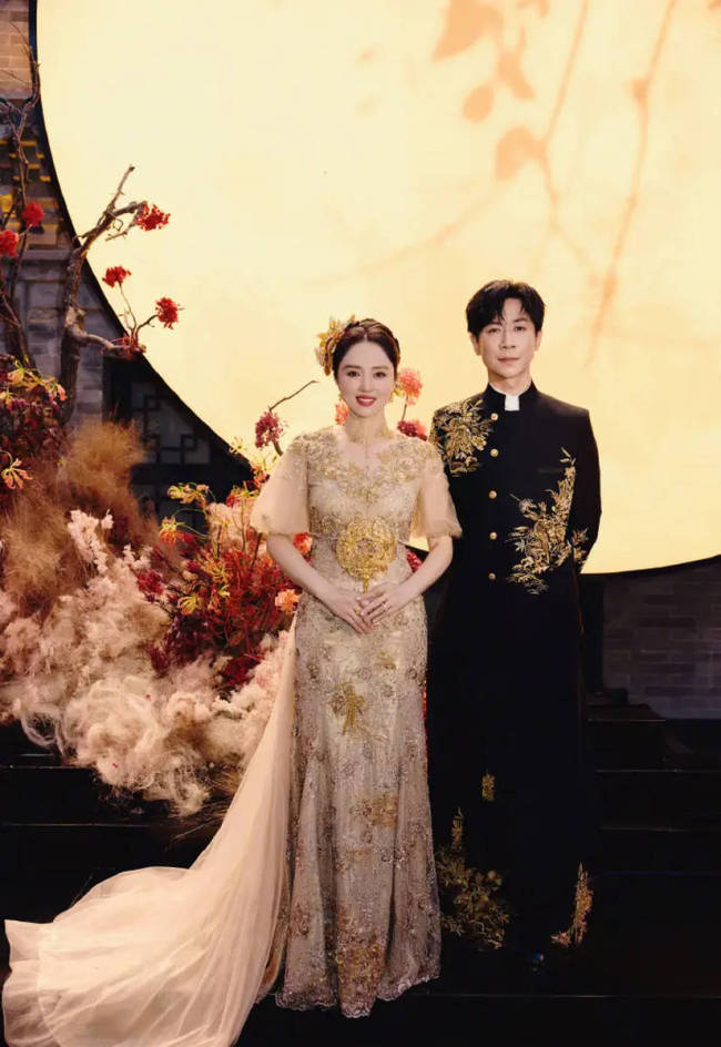 董璇张维伊晒结婚照 二人搂腰对视超甜蜜