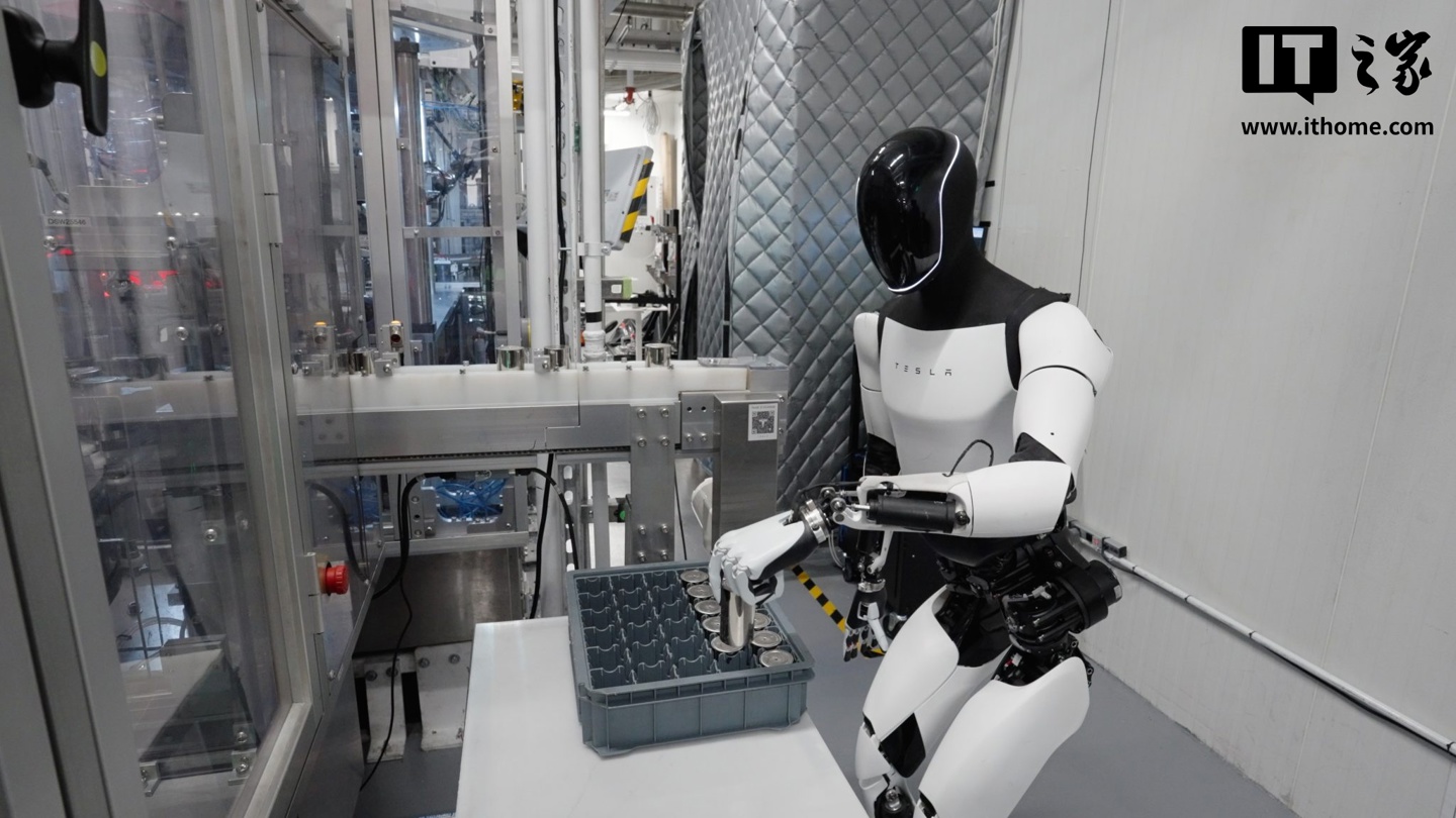 马斯克：特斯拉正全力推进 Optimus 人形机器人的规模化生产
