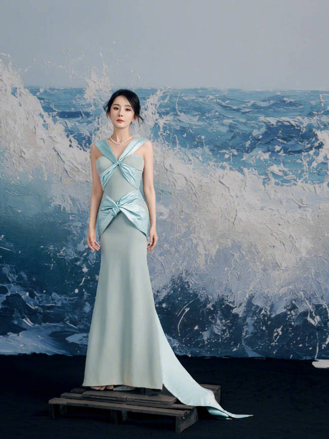杨幂穿蓝丝绸礼裙气质优雅！宛若海浪女神美貌迷人
