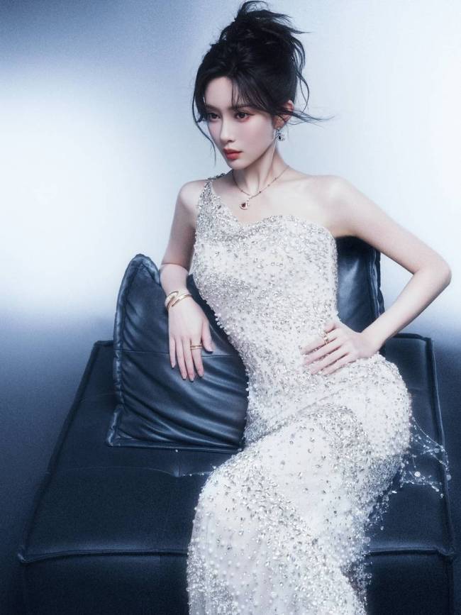 孟子义穿单肩水晶流苏裙 搭配红宝石珠宝优雅贵气
