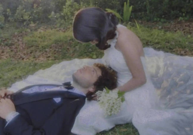 赛琳娜公开婚服造型 纯白挂脖露背婚纱唯美典雅