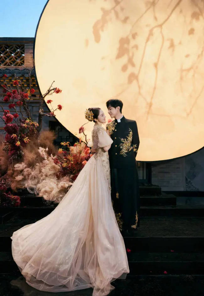 董璇张维伊晒结婚照 二人搂腰对视超甜蜜