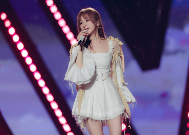 王心凌最新露天舞台照曝光！淋雨唱歌跳舞元气满满