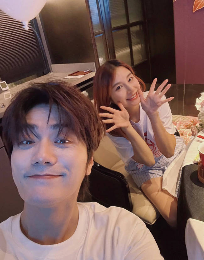 陆虎庆祝与妻子陈曌旭恋爱十周年！晒合照感情甜蜜