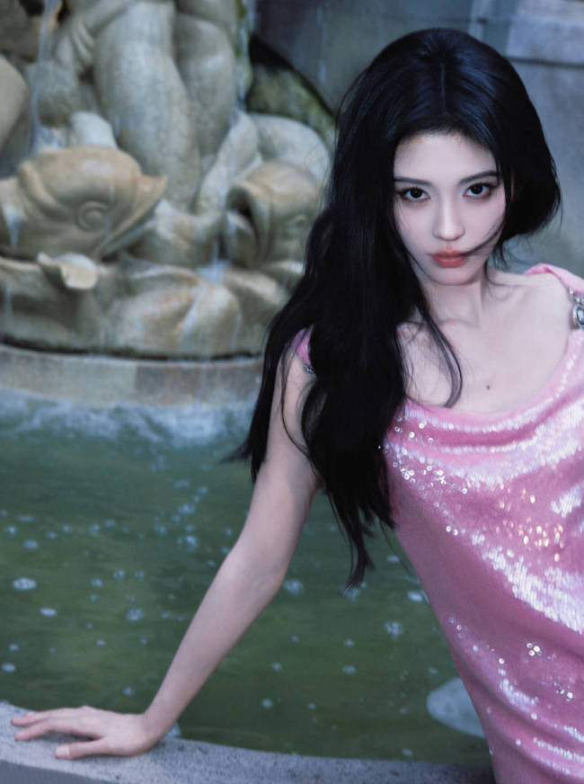 鞠婧祎穿粉色吊带裙身姿曼妙 侧身回眸妩媚动人