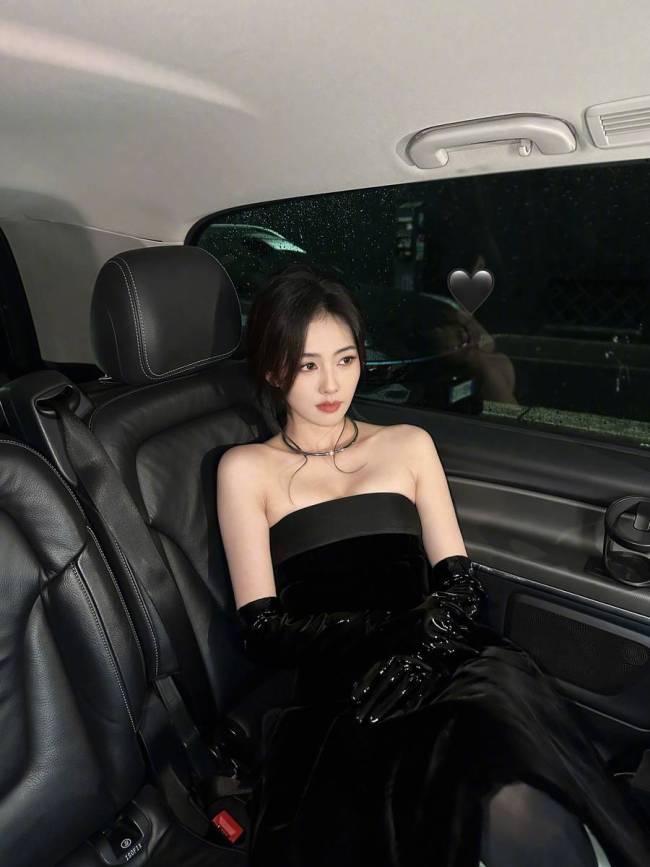 白鹿穿黑色抹胸礼服优雅端庄 车内自拍氛围感十足