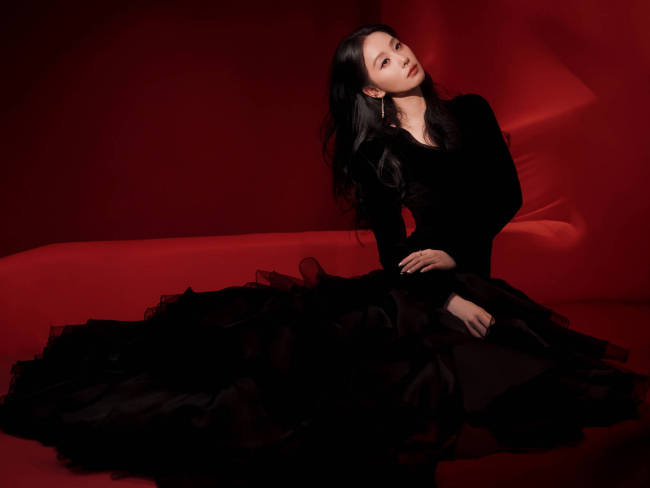 刘诗诗穿V领礼裙美丽动人！宛若优雅黑天鹅气质佳