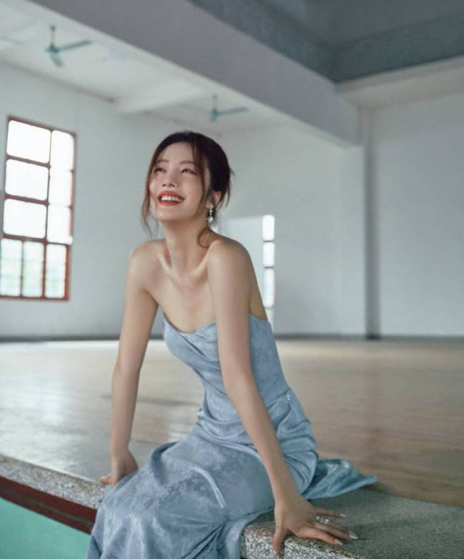 蔡文静穿蓝色抹胸礼服身姿曼妙 红唇吸睛笑容明媚