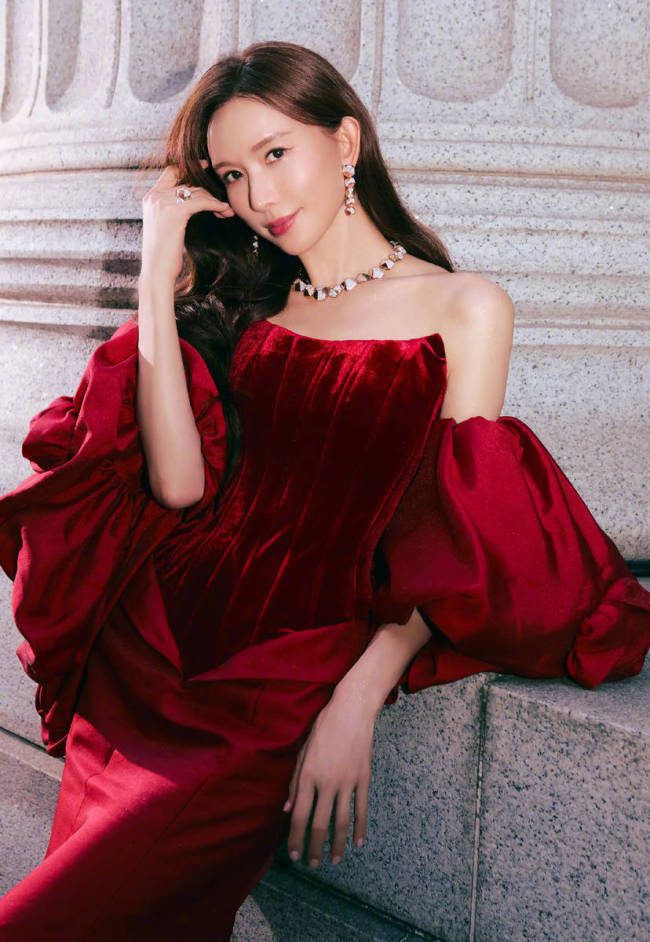 林志玲穿红丝绒抹胸裙明艳动人 肌肤雪白貌美如花